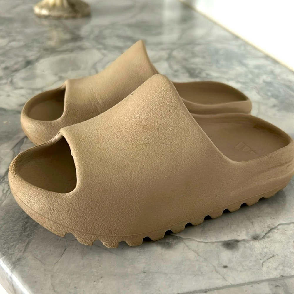 Used Yeezys slides (children’s)